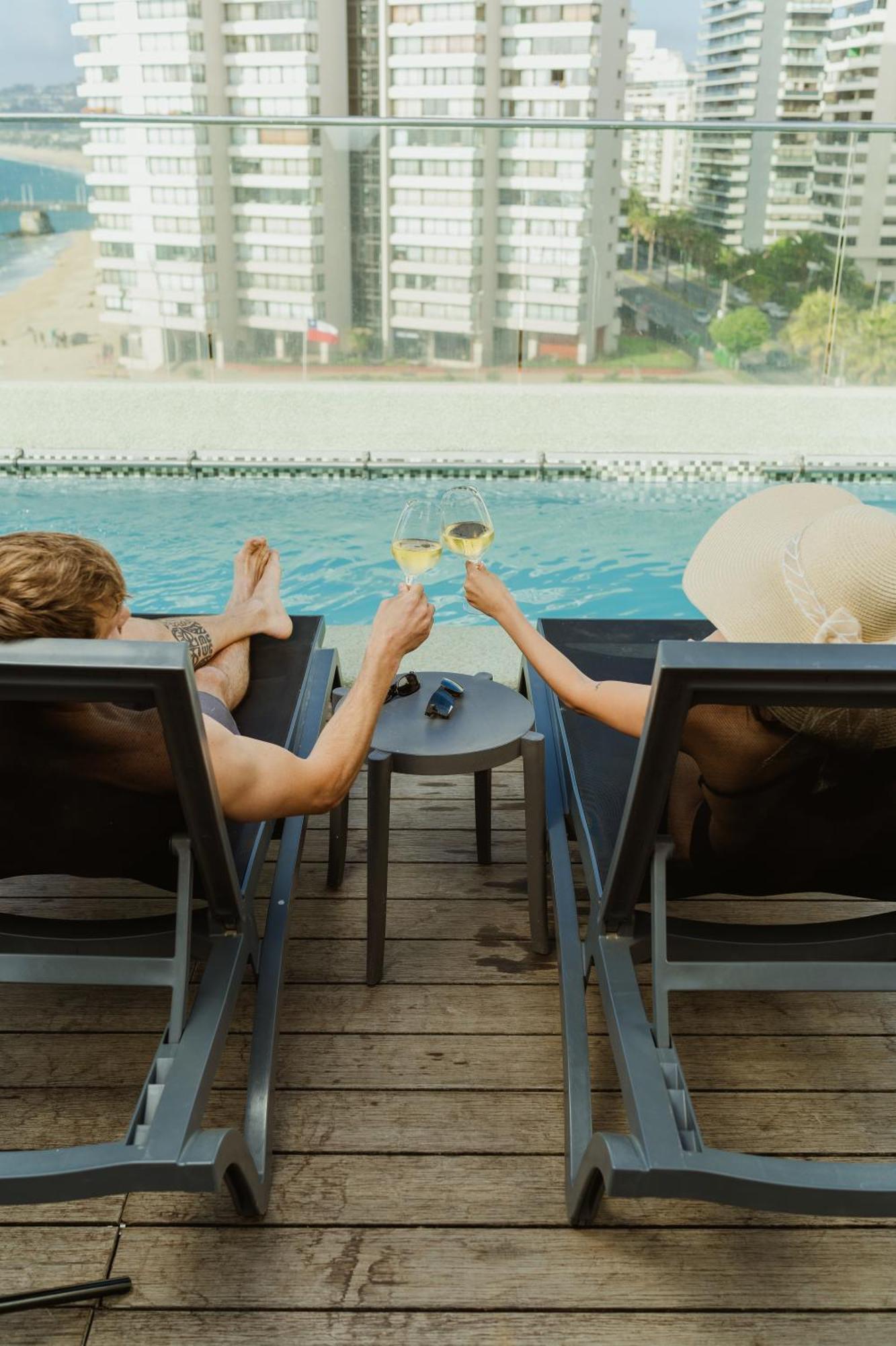 ホテル Pullman Vina Del Mar San Martin エクステリア 写真 A couple toasting with wine